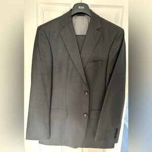 BOSS Men’s Suit (100% wool). Size 40R